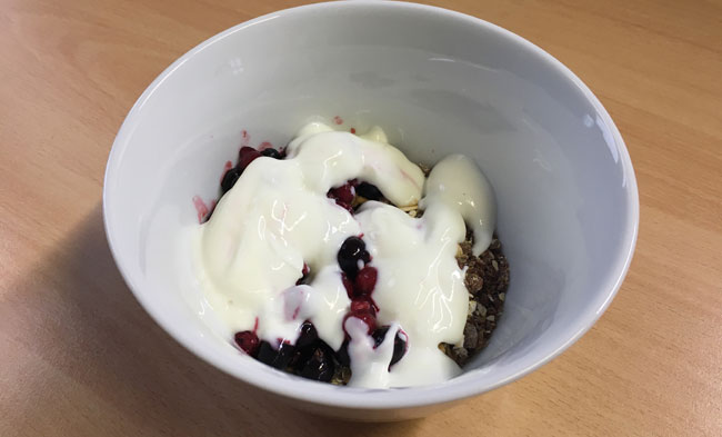 Frühstück Kölln Müsli mit Beeren und Nüssen