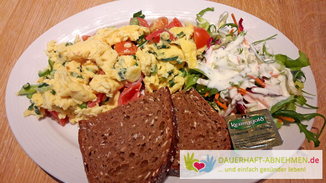 Gemüserührei mit Salat und Brot