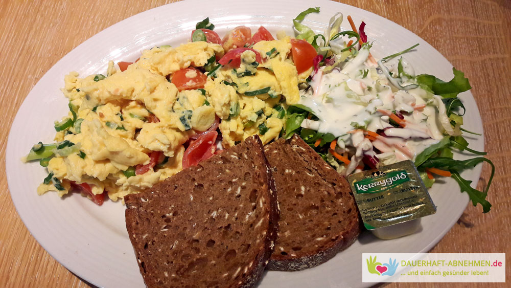 Rührei mit Salat und Brot