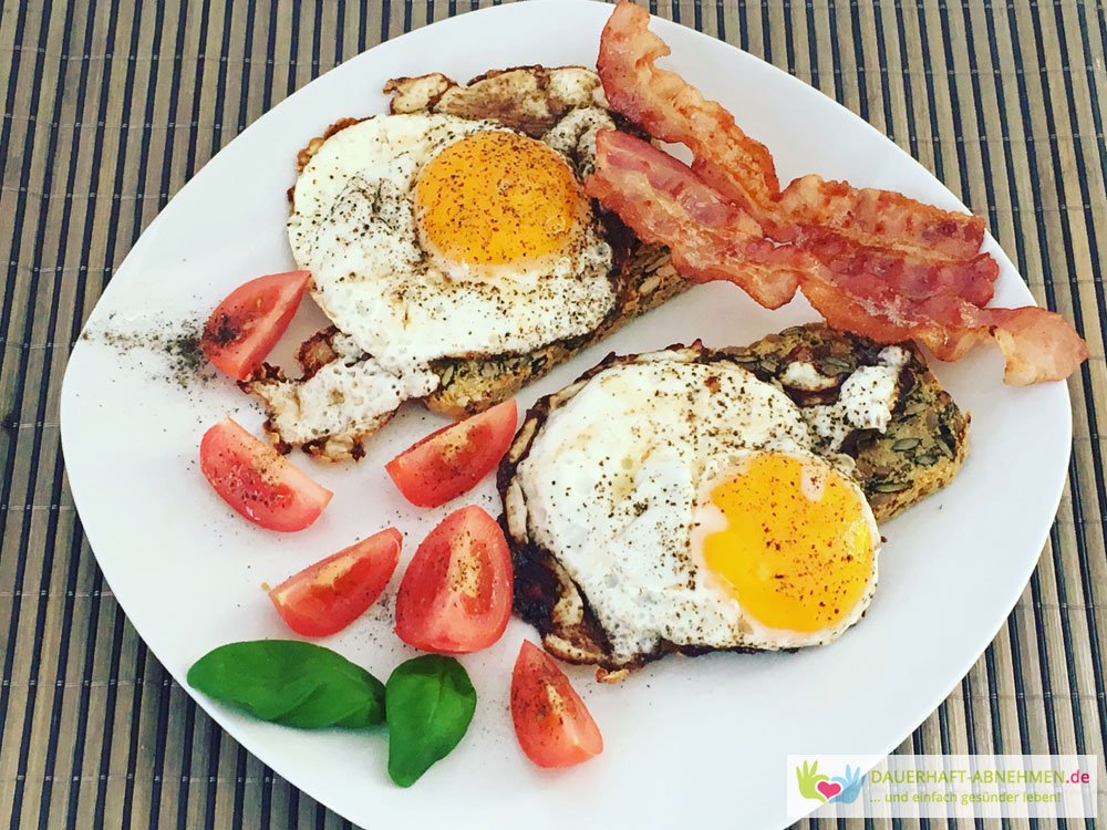 Körnerbrot mit Spiegelei, Tomate und Bacon