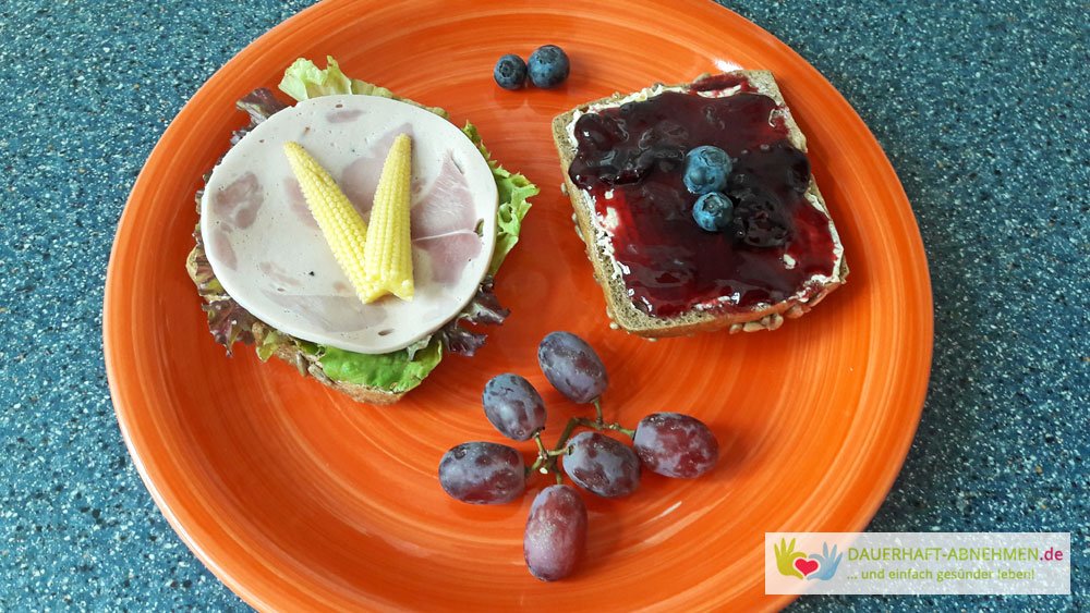 Vollkornbrötchen mit Bierschinken und Marmelade