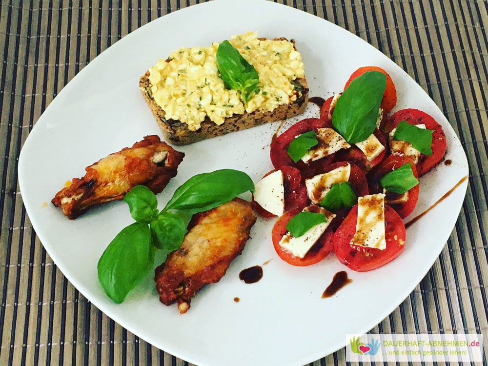 Körnerbrot mit Eiersalat und Tomate Mozzarella