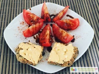 Körnerbrot mit Haydari-Creme und Tomate