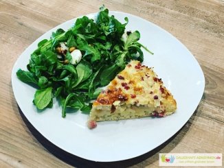 Salat und Zwiebelkuchen Elsässer Art