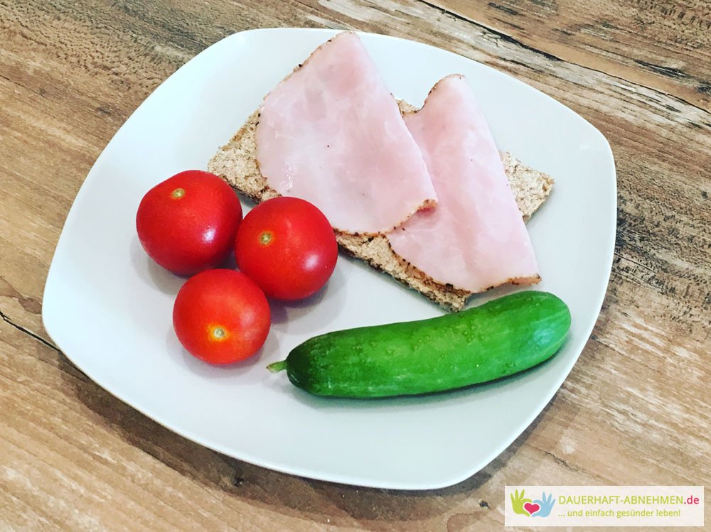 Knäckebrot mit Tomaten und Snackgurke