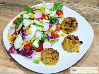 Bluemnkohl-Käse-Bällchen mit Salat