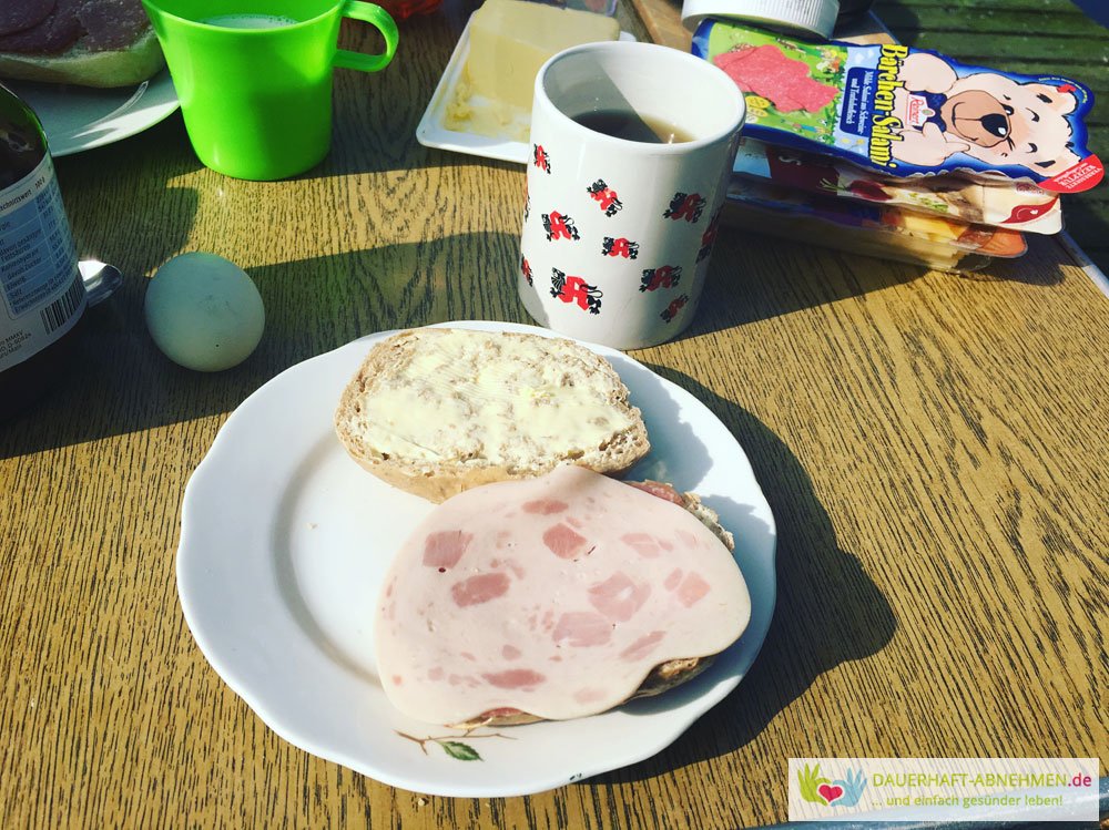 Frühstück auf dem Steg mti Brötchen, Ei und Tee