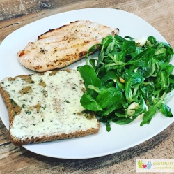 Grill-Hühnchen Mit Salat Und Kräuterbutter-Brot