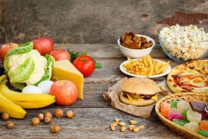 © Victoria М - Fotolia.com Gesunde und ungesunde Ernährung im Urlaub