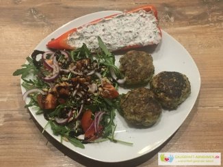 Brokkoli-Putenhack-Bouletten mit Salatund Spitzpaprika