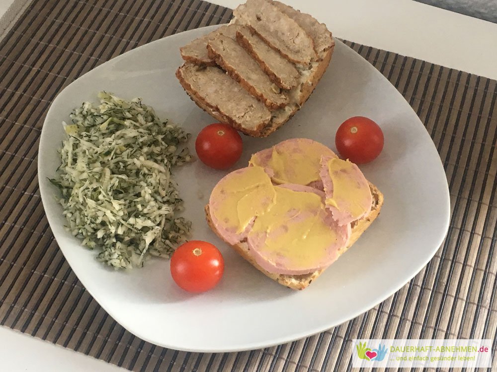 Belegtes brötchen mit Krautsalat