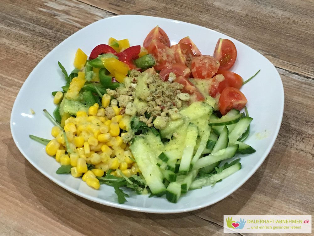 Bunter Salat mit Croutons und Dressing