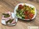 Bunter Salat mit Eiweißbrot und Gewürzgurke