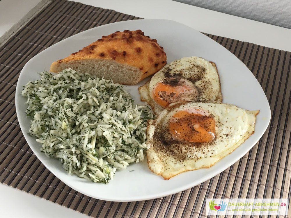 Krautsalat mit Spiegelei und Käse-Schinken Brötchen