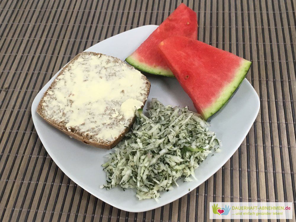 Brötchen mit Krautsalat und Melone