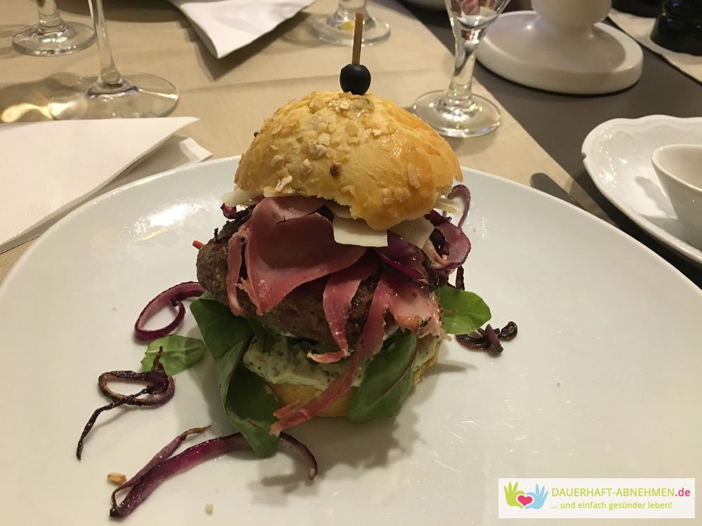 Burger mit Salat, Schinken und Zwiebel