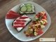 Eiweißbrot mit Kräuterquark, Gemüse und Salat