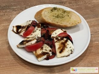 Tomate Mozzarella mit Kräuterbaguette